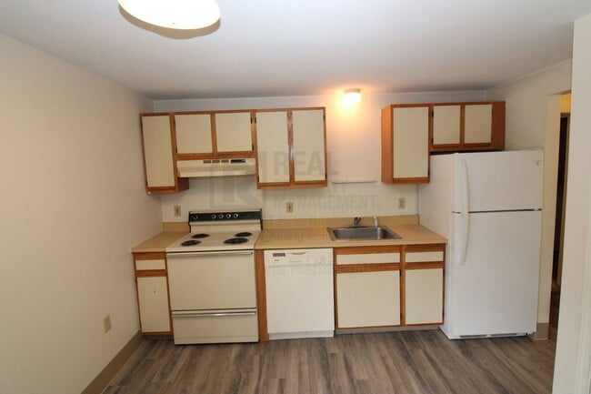 Building Photo - 28 Ivy Ln