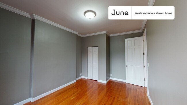 Building Photo - Private bedroom in 4 bed/2 bath Home