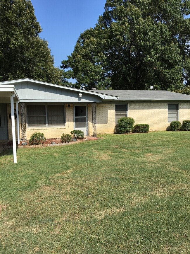 Approx 1300 sqft single family home - 3718 Bann Ave