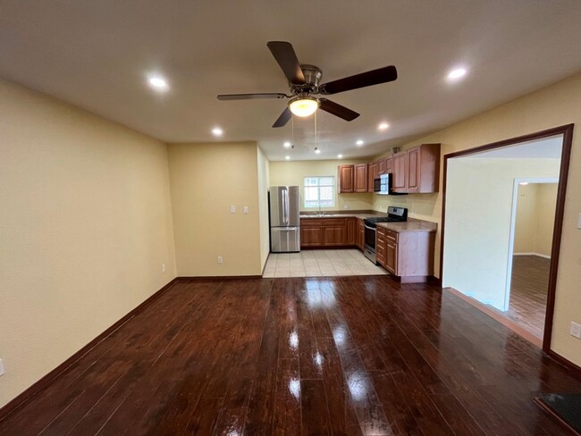 Building Photo - MOVE IN READY 4+2 w/bonus room + open floo...