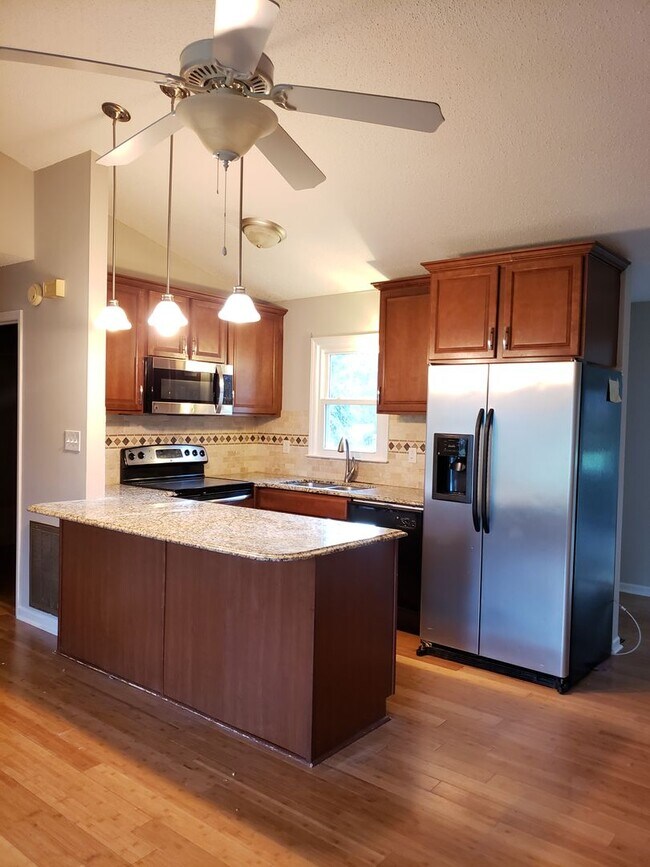 Foto del edificio - 3 bedroom home in Sherrills Ford