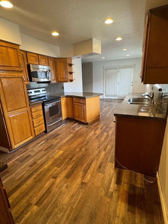 Building Photo - Beautiful Sandy Home for rent(upstairs only)
