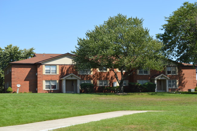 Building Photo - Colonial Manor