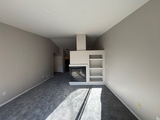 Foto del edificio - Charming 3BD Townhome in Gated Community just minutes from Peterson AFB & Fort Carson - Security ...