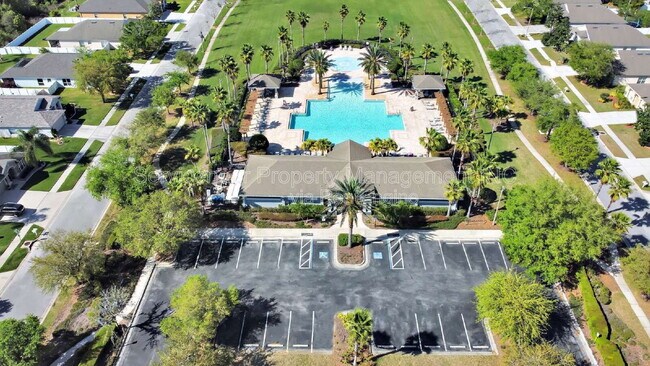 Foto del edificio - 7603 Crescent Palm Dr