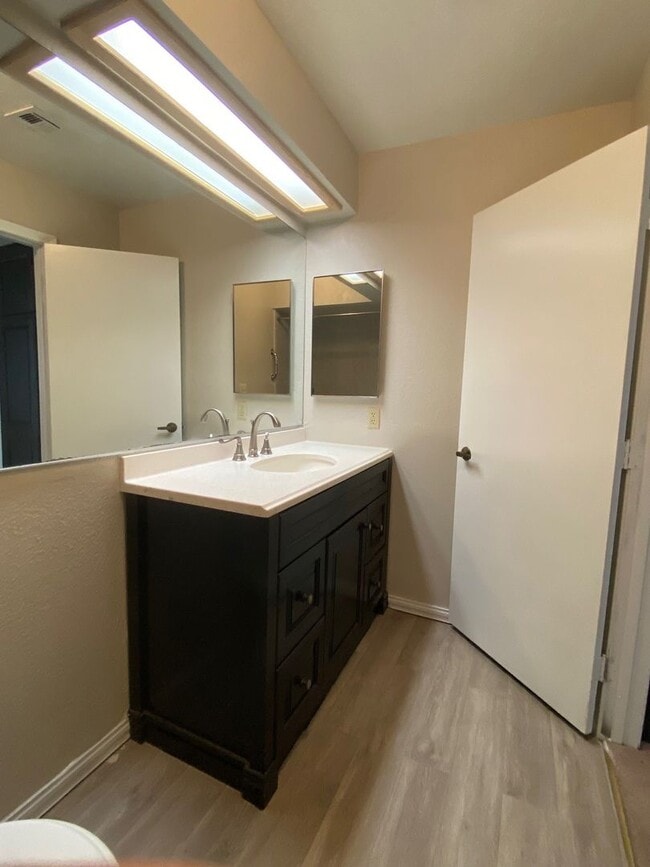 Building Photo - 3 Bedroom 2 Bathroom Home!