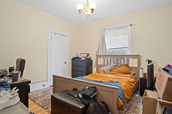 Building Photo - Charming 4 Bedroom-No Broker Fee