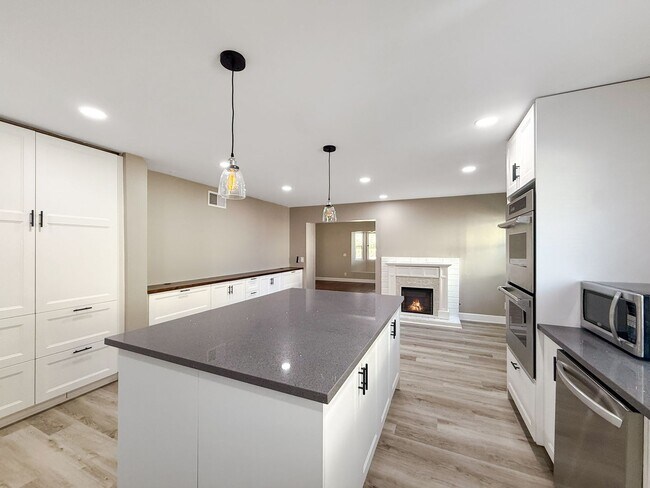 Foto del edificio - Newly Remodeled 3B 2BA Home w/ Putting Gre...
