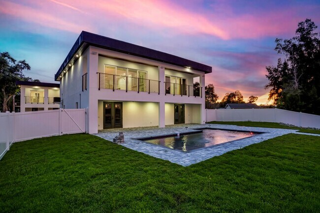 Foto del edificio - 3/2 Luxury Custom Home plus 1/1 Guest House (4/3 total) plus Pool and Stunning Views!!