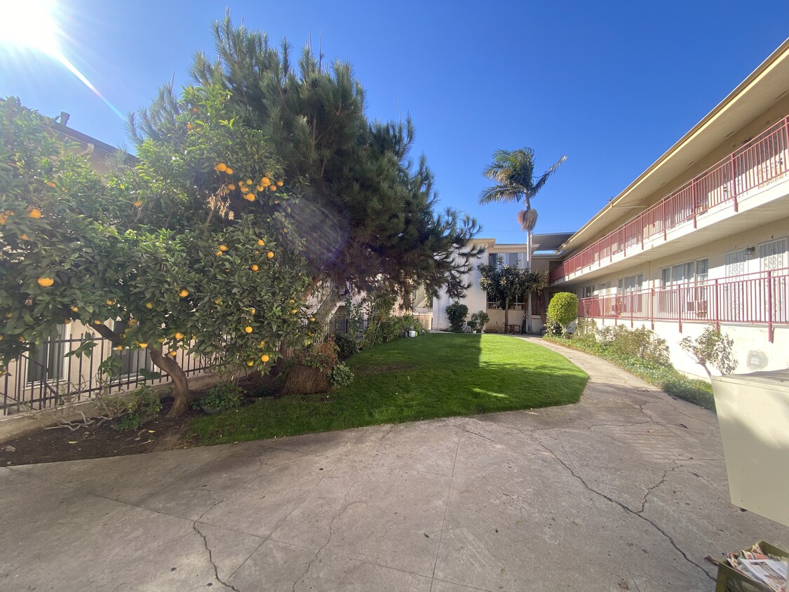 Foto principal - 1635 N Hobart Blvd