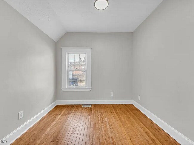 Foto del edificio - 1244 W 69th St