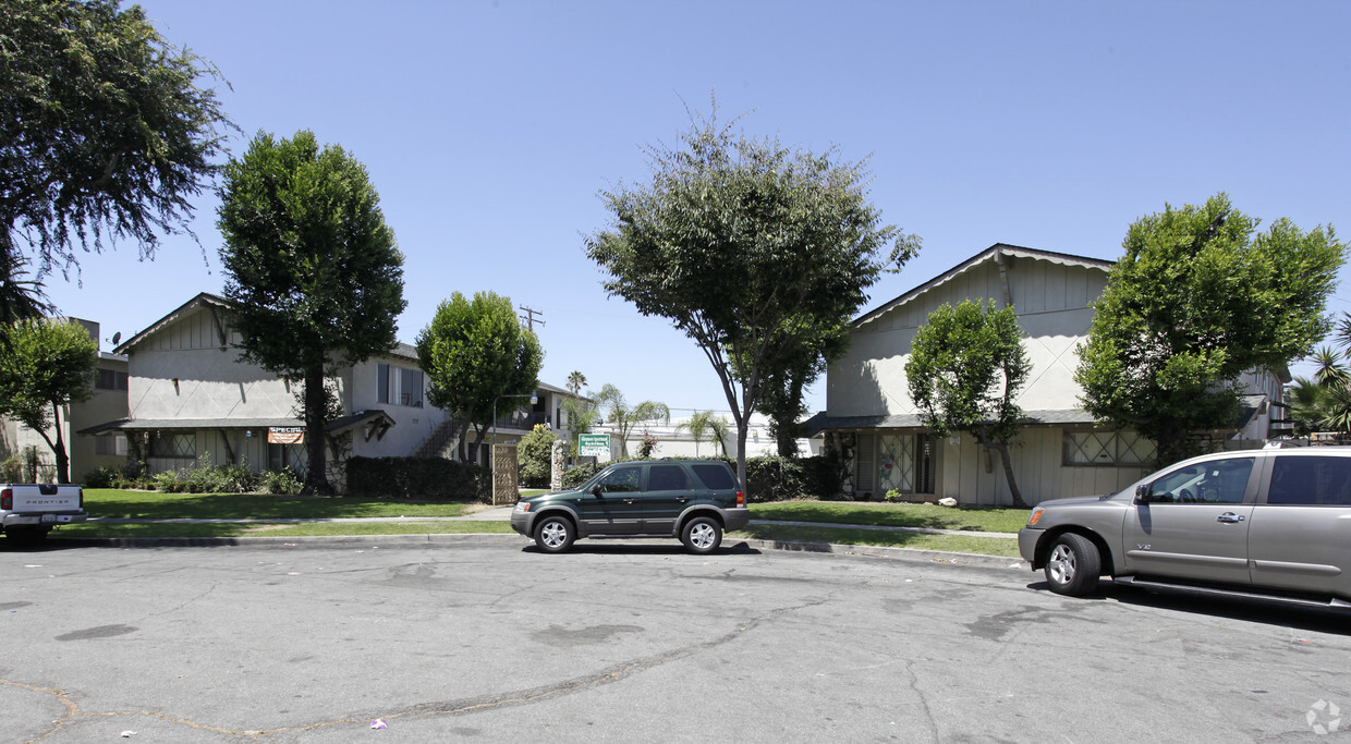 Primary Photo - Glenmore Apartments