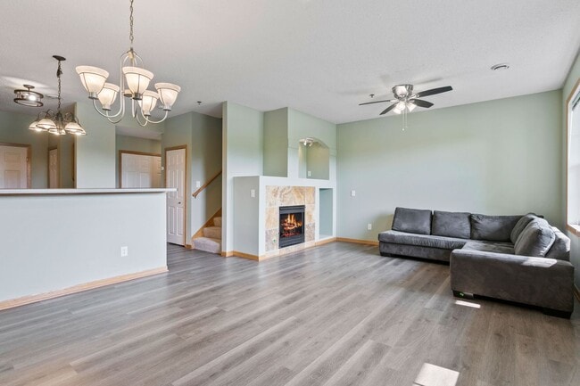 Building Photo - Freshly Remodeled 3bd 3ba Townhome for Ren...