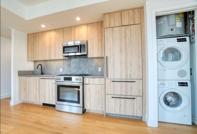 Building Photo - 1 bedroom in LONG ISLAND CITY NY 11101