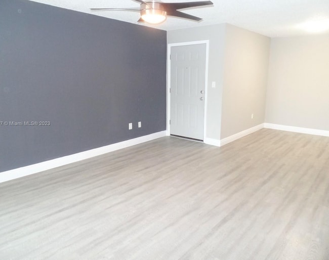 Foto del edificio - Beautifully Renovated 1-Bedroom, 1-Bathroom Condo in the Gated Community of Royal Poinciana!