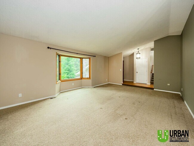 Foto del edificio - Spacious 4-Bedroom Home with Expansive Lay...