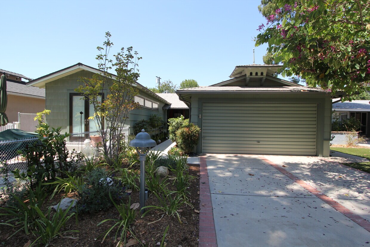 View from street, passageway to front door at center - 13403 Cumpston St