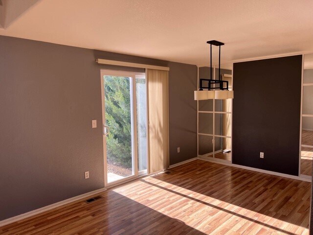 Foto del edificio - 1563 Cedarwood Dr