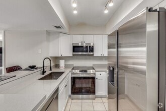 Building Photo - 540 N May