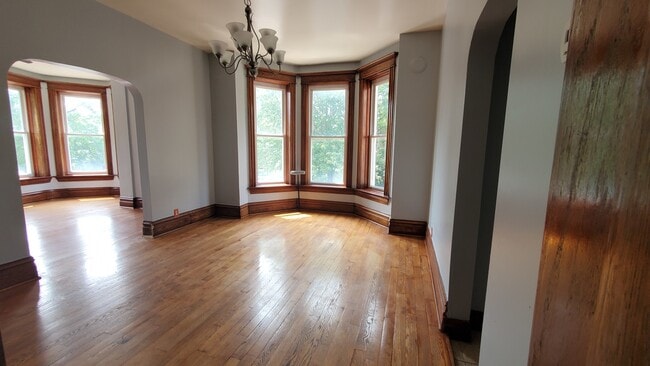 Building Photo - 2658 W Evergreen Ave