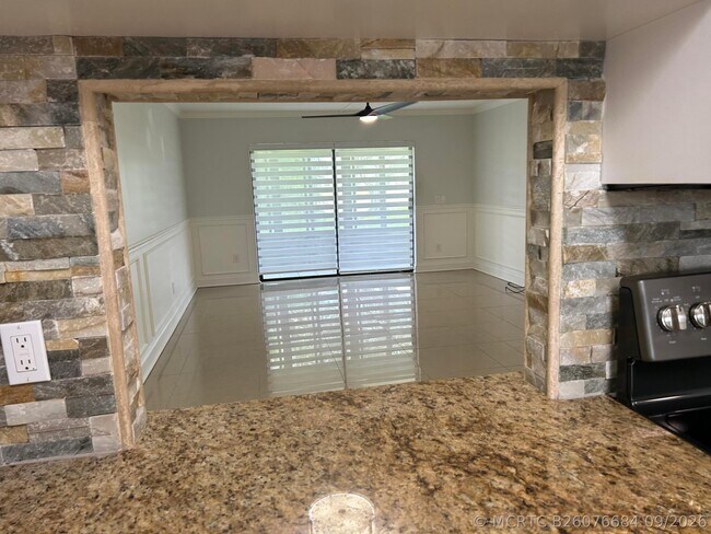 Foto del edificio - 140 Lake Nancy Ln