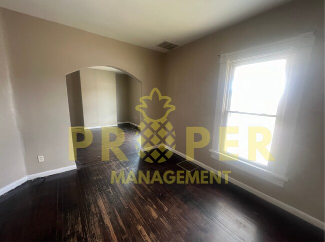 Building Photo - Large 3 bedroom 1 bathroom house for rent ...