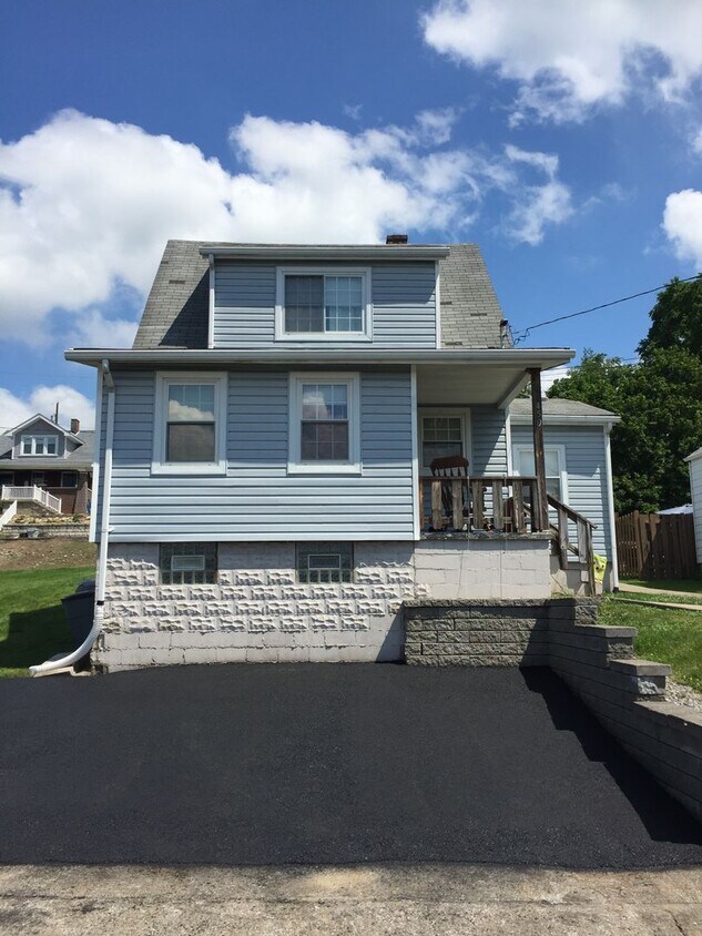 3 Bedroom Single Family House - 3 Bedroom Single Family House