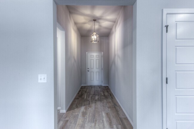 Building Photo - 7108 S Kalanchoe Ave