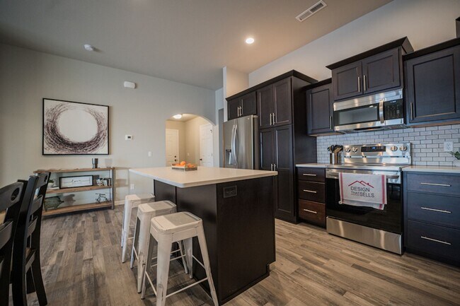 Foto del edificio - Modern Twin Home With 3 Stall Garage in South Bismarck