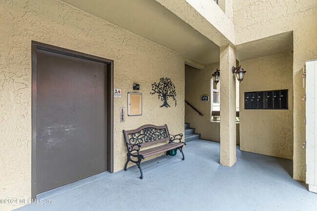 Foto del edificio - 2099 Winterbourne W