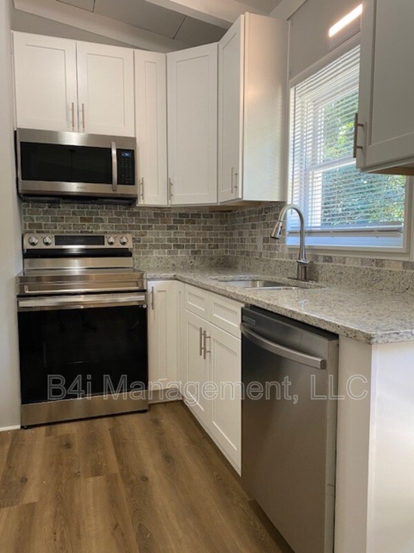 Building Photo - 255 Robert E Lee Dr