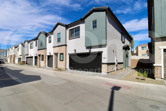 Building Photo - 2820 W Red Fox Rd