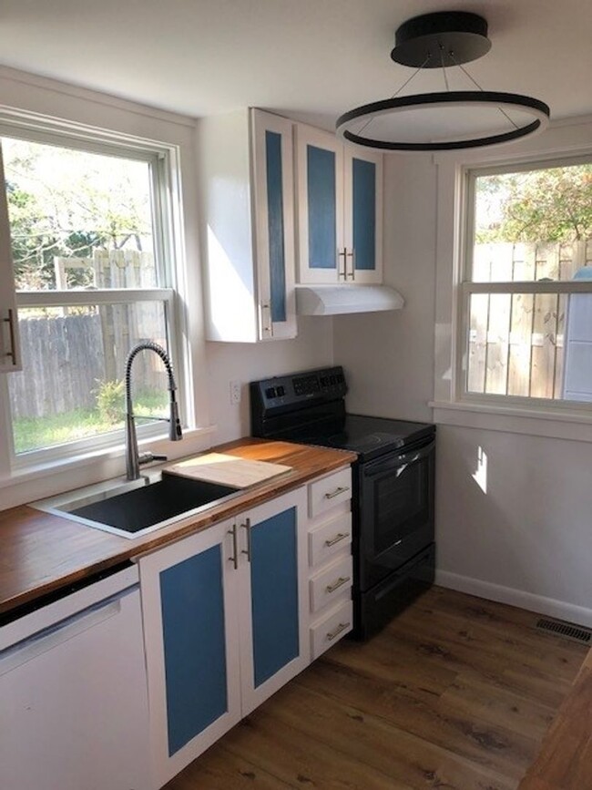 Building Photo - One Bedroom loft apartment for rent in Manteo