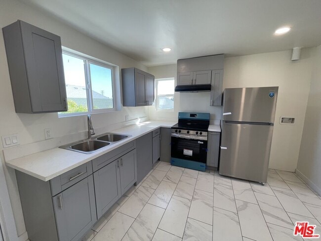 Foto del edificio - 1363 1/2 W 23rd St