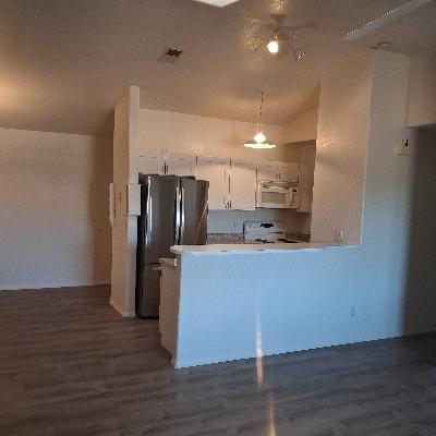 Building Photo - 985 E Mingus Ave