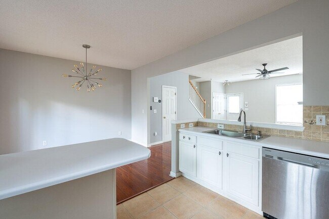 Foto del edificio - 4084 Howell Park Rd
