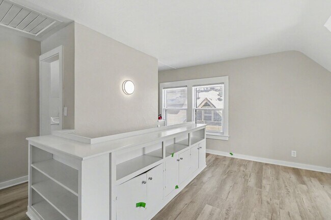 Foto del edificio - Fully Renovated 1 Bedroom in Historic Sloan Neighborhood $1099