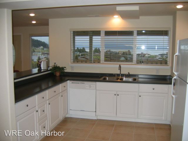 Building Photo - 2235 Cove Dr