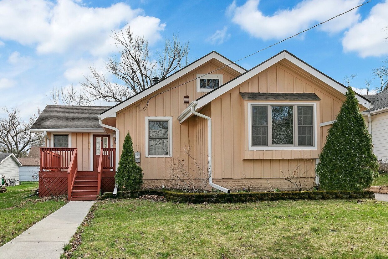 407 Ridgeland Ave, Woodstock, IL 60098 House Rental in Woodstock, IL