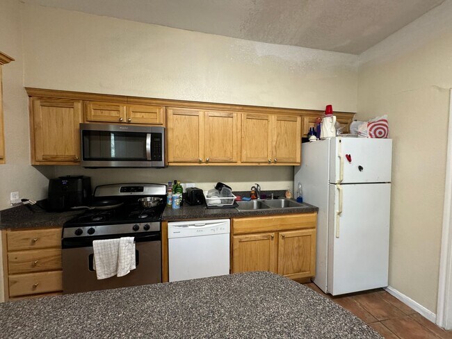 Foto del edificio - Two Homes 10 Bedroom 5 Baths Near UT Campus