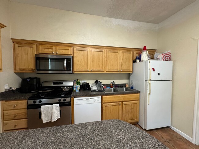 Building Photo - Two Homes 10 Bedroom 5 Baths Near UT Campus