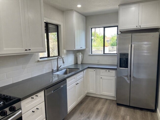 Foto del edificio - 8243 Heather Ave