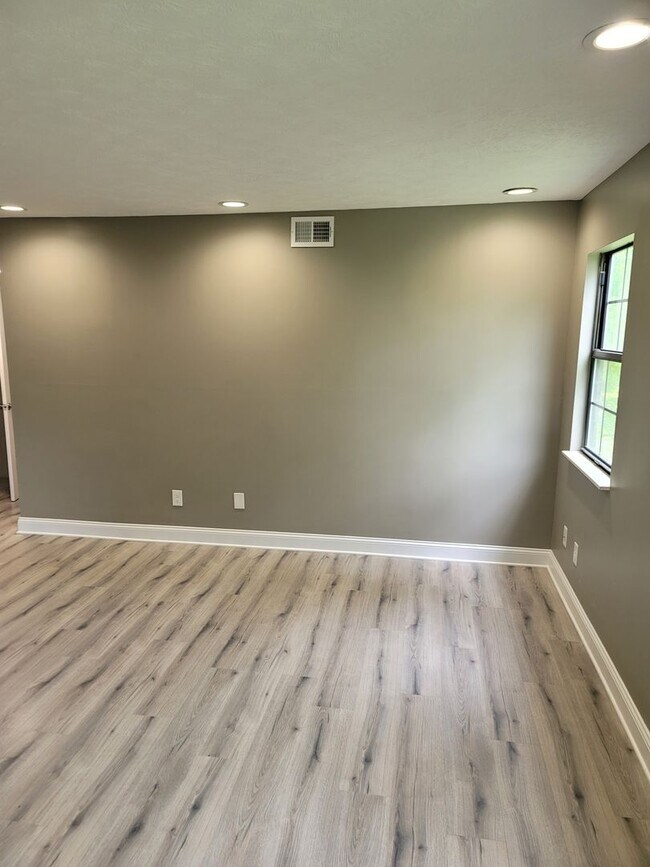 Foto del edificio - MOVE IN SPECIAL $100.00 OFF FIRST TWO MONTHS RENT. RENOVATED 2 BDRM, 2 BATH UPSTAIRS CONDO.  AVAI...