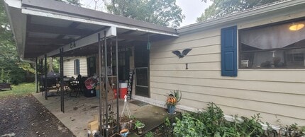 Building Photo - 551 Lauschtown Rd