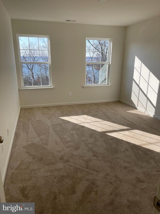 Building Photo - 121 Trails Way