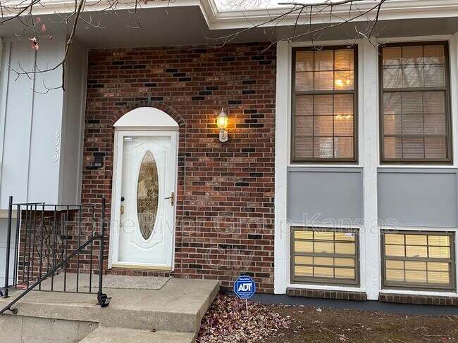 Foto del edificio - 16929 E 3rd Terrace S