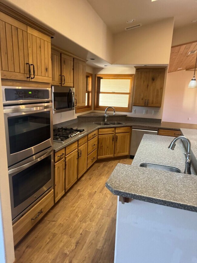 Foto del edificio - Beautiful 4-Bedroom Home on Acreage | Peac...