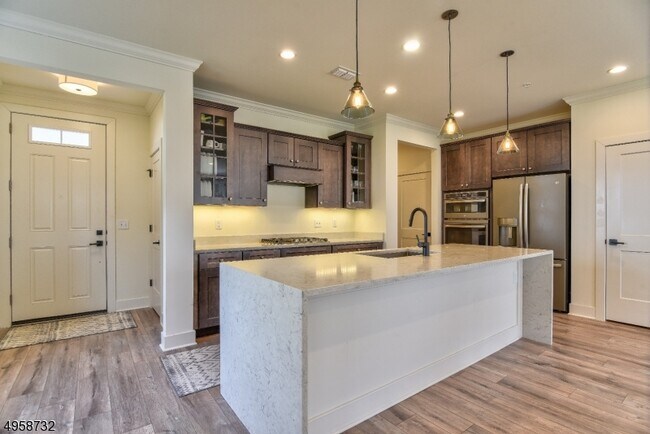 Building Photo - 204 Aspen Dr