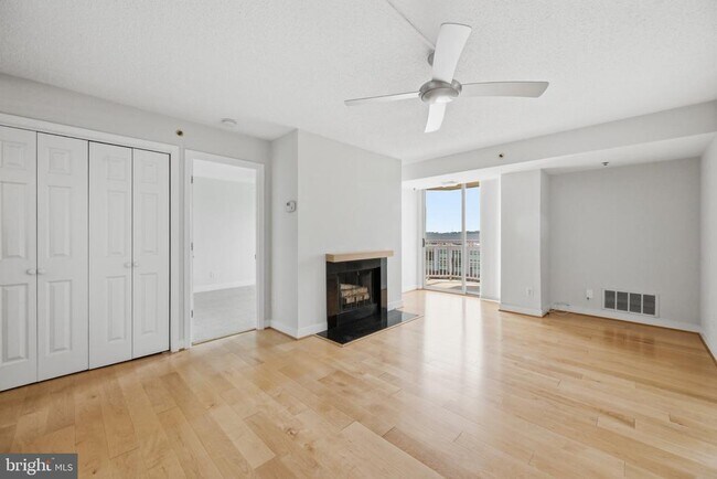 Foto del edificio - 7500 Woodmont Ave