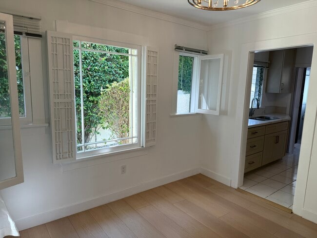 Building Photo - 8730 Rosewood Ave